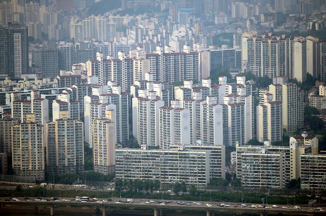 지난 3월 기준 서울 아파트의 전·월세는 강세가 이어지고 매매가격은 보합세로 전환됐다. 사진은 서울시내 한 아파트 밀집 지역. /사진=뉴시스