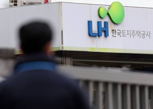 정부, LH 혁신 방안 발표 - 국토교통부는 12일 ‘LH 혁신 및 건설 카르텔 혁파 방안’을 발표했다. 사진은 이날 서울 강남구 한국토지주택공사(LH) 서울지역본부. 2023.12.12 연합뉴스