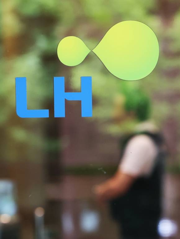 경찰, ‘철근 누락’ 의혹 LH 경기남부본부 압수수색 - 경기남부경찰청 반부패·경제범죄수사대는 29일 한국토지주택공사(LH)가 발주한 아파트의 철근 누락 의혹 수사와 관련, LH 본사에 대한 압수수색에 나섰다. 경찰은 이날 오전 9시께 경남 진주시 LH 본사 및 경기 성남시 소재 LH 경기남부지역본부를 비롯한 지역본부·사업소 등 총 5곳에 대해 동시에 압수수색 영장을 집행했다. 사진은 29일 오전 압수수색이 진행 중인 경기도 성남시 LH 경기남부지역본부 모습. 2023.8.29 연합뉴스