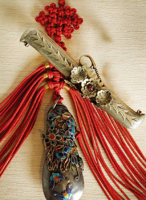 매화로 한껏 치장한 을자형 은장도. 섬세한 무늬를 새겨넣었다. 12.7x11.2