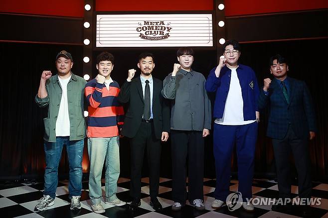 '메타코미디클럽' 파이팅 (서울=연합뉴스) 진연수 기자 = 15일 오후 서울 마포구 메타코미디클럽 홍대에서 열린 기자간담회에서 참석자들이 포즈를 취하고 있다. 왼쪽부터 정영준 대표, 코미디언 이제규, 손동훈, 이재율, 이용주, 곽범. 2024.4.15 jin90@yna.co.kr