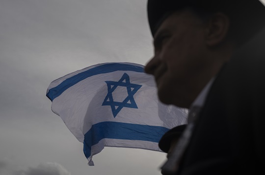 지난 14일(현지시각) 독일 베를린에서 열린 이스라엘 연대 시위에서 이스라엘 국기가 휘날리고 있다. 사진=AP/뉴시스