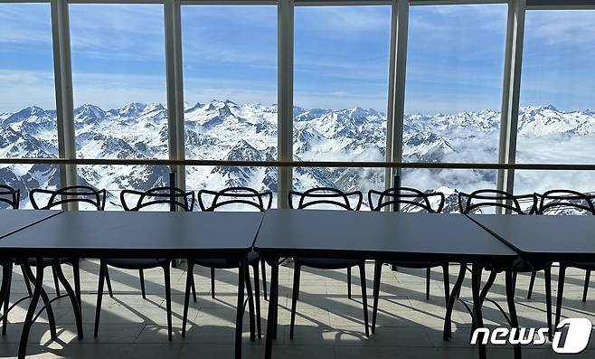 180도 전망으로 피레네 산맥을 조망할 수 있는 회의실도 마련돼 있다ⓒ News1 윤슬빈 기자