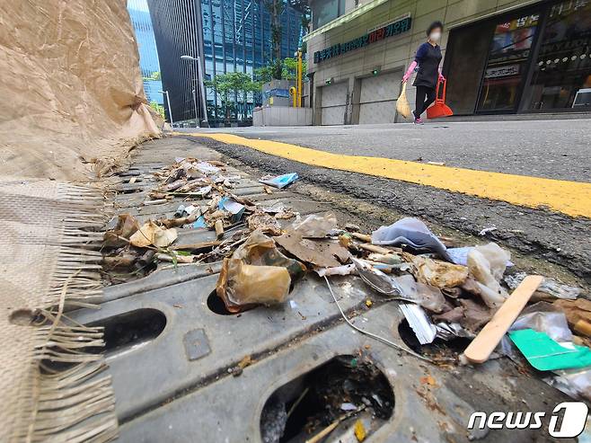 서울 강남역 인근 빗물받이(배수구)가 담배꽁초와 각종 쓰레기로 가득 차 있는 모습.2022.8.21/뉴스1 ⓒ News1 이성철 기자