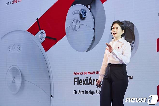 16일 열린 '로보락 S8 MaxV Ultra 론칭쇼'에서 김서영 로보락 한국 마케팅 총괄이 발표하고 있다. (로보락 제공)