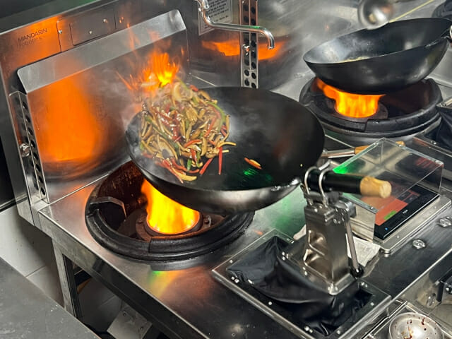 만다린로보틱스 '로보틱웍'이 음식을 조리하고 있다. (사진=신영빈 기자)