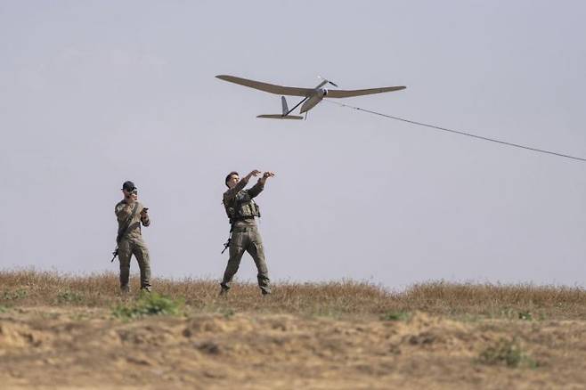 이스라엘 군인이 15일(현지시간) 이스라엘-가자 국경 부근에서 드론을 발사하는 모습 [이미지출처=AP연합뉴스]