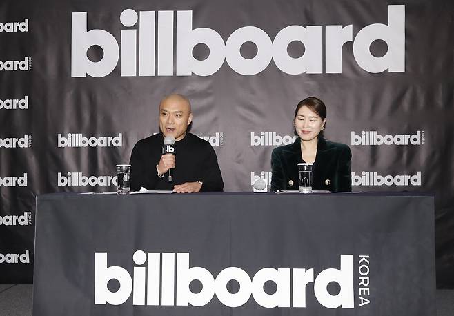 마이크 반 빌보드 최고경영자(CEO·왼쪽)와 김유나 빌보드 코리아 발행인이 15일 서울 강남구의 한 호텔에서 열린 기자간담회에
참석했다. 반 대표는 “급격하게 성장하는 한국의 음악 시장을 제대로 전달하겠다”며 “업계를 선도하는 플랫폼과 콘텐츠로 K뮤직의
아름다움을 알릴 준비가 되어 있다”고 밝혔다. 뉴시스