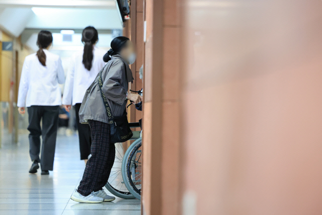 정부와 의료계 갈등이 길어지는 가운데 16일 오전 서울 시내 한 대학병원에서 환자와 보호자가 승강기를 타기 위해 대기하고 있다. <연합뉴스>