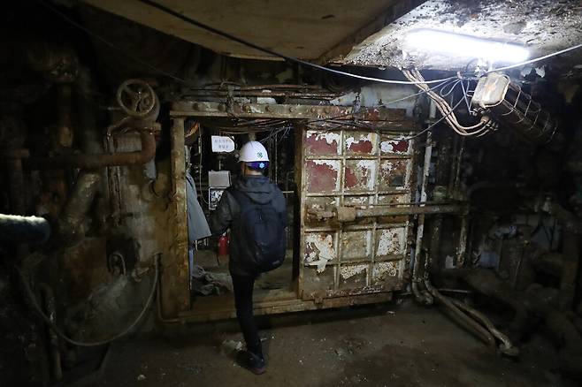 세월호 참사 5주기를 앞둔 2019년 4월13일 공개된 세월호 내부 기관실 수밀문 모습. 침몰 당시 그대로 열려 있다. 연합뉴스