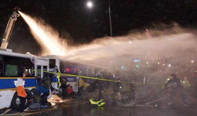 2015년 4월 18일 참사 1주기 추모 집회 현장에서 물대포를 쏘는 경찰을 마주하며 피해자 가족들은 정부를 더 믿을 수 없게 됐다. 뉴시스