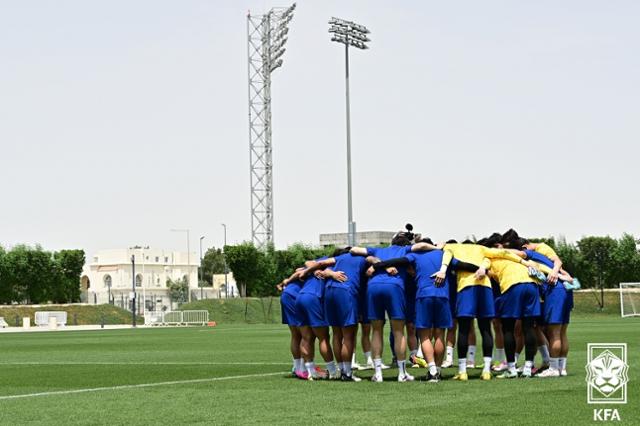 황선홍호가 12일(현지시간) 카타르 도하 트랜스미터 스타디움 훈련장에서 결의를 다지고 있다. 대한축구협회 제공