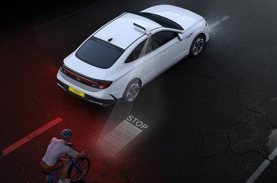 현대자동차가 국내 내연기관 중형 세단 중 유일한 택시 전용 모델 '쏘나타 택시'를 한다. 사진은 스마트 택시 표시등. 사진 현대차