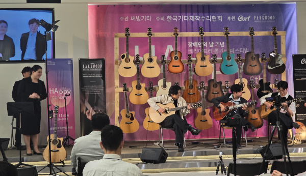 비장애인 기타리스트 이강호 이선용 권구유(왼쪽부터)씨가 지난 11일 경기도 고양 홀트일산복지타운에서 열린 ‘해피콘서트’에서 연주하고 있다.