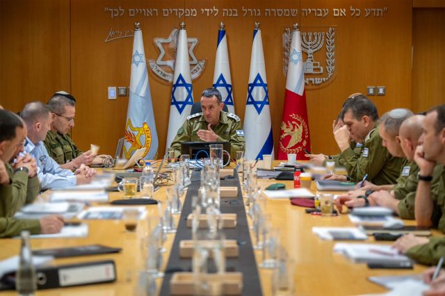 이스라엘군 수뇌부가 14일(현지시간) 텔아비브 국방부에서 이란의 공격과 관련한 회의를 하고 있다. AFP연합뉴스