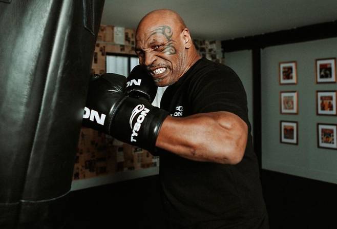 복싱 전설 마이크 타이슨(57)이 30살 연하 유튜버 겸 프로 복싱선수 제이크 폴(27)과 대결을 앞두고 훈련에 매진하고 있다. /사진=마이크 타이슨 인스타그램 캡처
