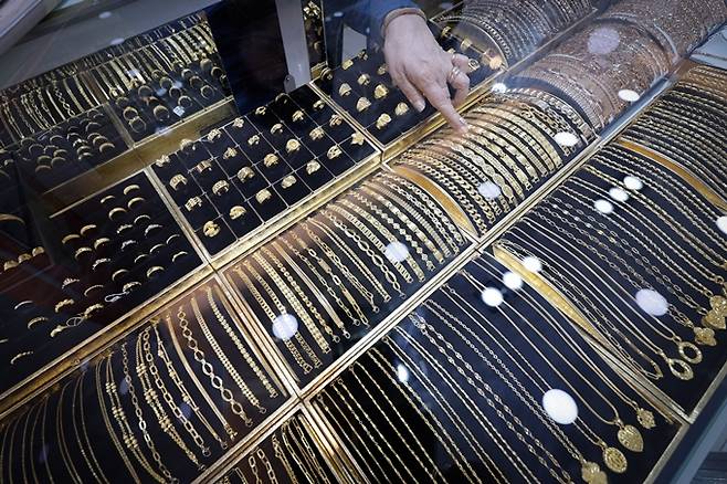 미국 투자은행 시티가 16일(한국시각) 보고서를 내고 금의 가격이 온스당 3000달러(약 418만원)를 돌파할 것이라고 예상했다. 사진은 지난 10일 서울 종로구 한 금은방. /사진=뉴스1