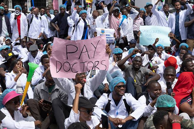 9일(현지시간) 케냐 나이로비에서 열린 의사들과 의료 종사자들이 정부를 규탄하는 집회를 열었다. 케냐 정부는 의사 단체에 매달 540달러(약 75만원)을 제시했지만 의사연명 측은 월 2배 이상인 1600달러(약 222만원)을 요구하는 것으로 알려졌다. [AFP]