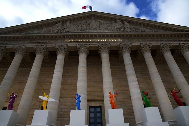 서핑보드 등 올림픽 6종목을 상징하는 도구를 든 밀로의 비너스 모형 조각상들이 프랑스 국회의사당 계단 앞에 설치돼 있다. 파리=AP연합뉴스