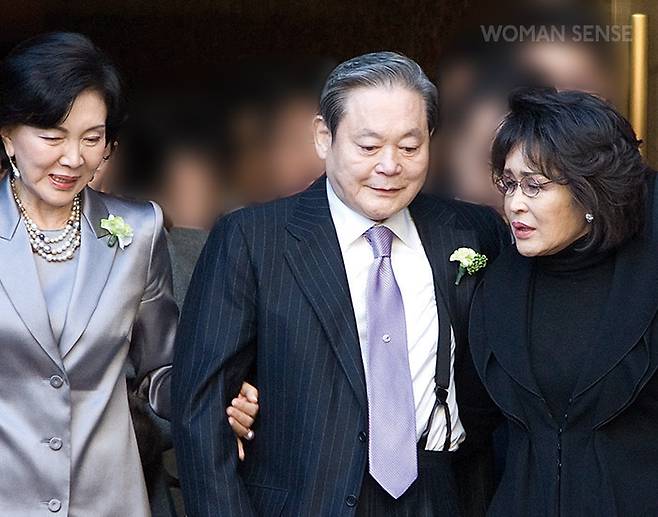 ‘호암 이병철 탄생 100주년 기념식’(2010년) 때의 모습. 이명희 신세계 총괄회장(오른쪽)이 오빠인 이건희 선대회장(가운데)의 손을 잡고 식장을 나오고 있다. 왼쪽은 홍라희 여사.