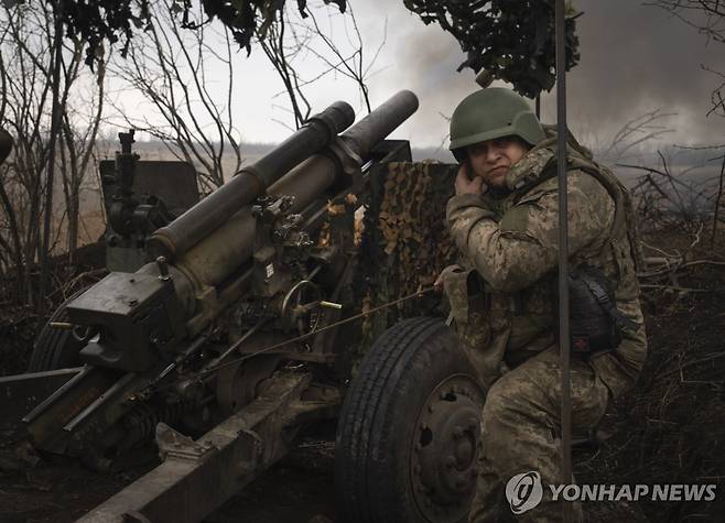 3월 22일(현지시간) 우크라이나군 71여단 장병이 전선에서 M101 자주포를 발사하고 있다. [AP 연합뉴스 자료사진. 재판매 및 DB 금지]