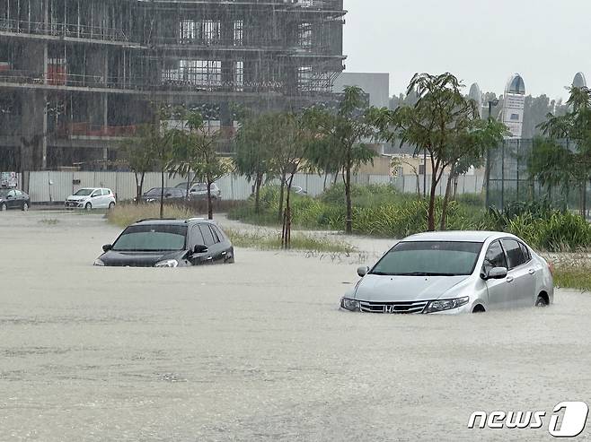 차량들이 물에 잠겨 있다. ⓒ 로이터=뉴스1 ⓒ News1 정지윤 기자