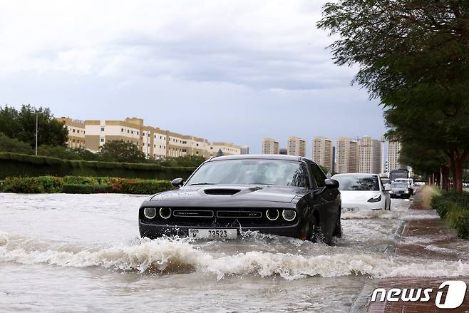 차량들이 물속을 운행하고 있다. ⓒ 로이터=뉴스1 ⓒ News1 박형기 기자