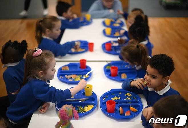 영국 런던 남부 배터시에 위치한 한 초등학교에서 어린이들이 점심을 먹고 있다. 2022.11.29/ ⓒ AFP=뉴스1 ⓒ News1 권진영 기자