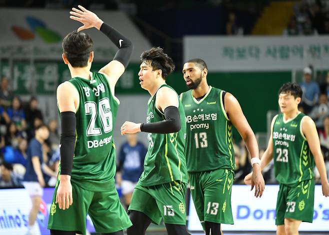 DB 김종규에게 동료들이 하이파이브를 하고 있다. 사진 | KBL