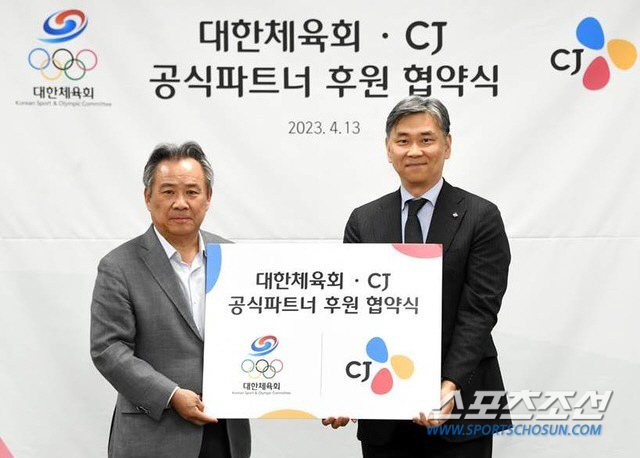 지난해 4월 14일 CJ(주)와 대한체육회의 공식 파트너 후원사 협약식. 이기흥 대한체육회장(왼쪽)과 김홍기 CJ 대표가 기념사진을 찍고 있다. 사진제공=CJ