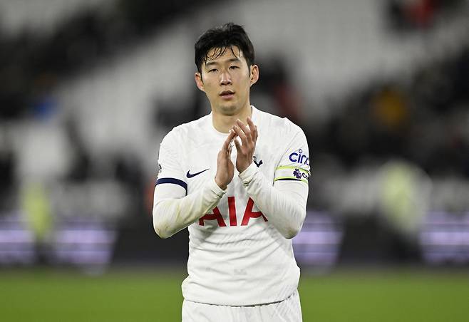 손흥민보다 히샬리송이 더 나아보인다는 주장까지 나왔다. 영국의 팀토크는 17일(한국시각) '토트넘의 전설은 핵심 역할에서 히샬리송과 경쟁할 수 없다는 말을 들었다'라고 보도했다. 팀토크는 '토트넘 레전드 손흥민은 센터 포워드로 뛸 기강이 없으며, 그 역할에 히샬리송이 더 나은 선택이라는 말을 들었다. EPL 출신 공격수 제이 보스로이드는 히샬리송을 높게 평가하며, 그가 건강하다면 손흥민보다 톱에서 나은 역할을 수행할 것이라고 생각한다'라고 전했다. 팀토크는 뉴캐슬전 직후에도 '손흥민은 그저 희생자다. 손흥민이 케인을 완전히 대체하지 못했기에 손흥민을 깎아내리는 것이 아니라, 그가 왼쪽 윙어로 최고의 활약을 펼칠 수 있도록 해결해야 할 문제일 뿐이다'라며 결국 손흥민은 왼쪽 윙에서 다시 최고의 모습을 보여줄 것이라고 평가했다. 로이터연합뉴스