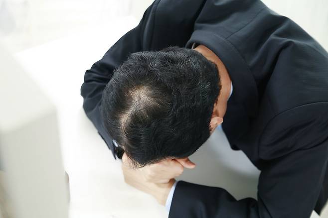 하루 10개비 이상의 담배를 피우는 남성은 비흡연 남성보다 남성형 탈모를 겪을 확률이 두 배 이상 높다는 연구 결과가 나왔다./사진=클립아트코리아