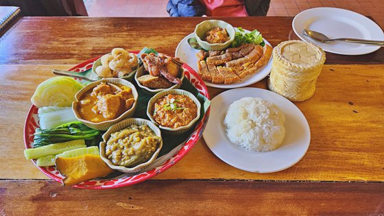 태국 북부에 존재했던 란나 왕국의 흔적은 음식으로도 쉽게 만날 수 있다. 여러 반찬과 쌀밥을 내놓는 음식 칸똑. 한국돈으로 1만원이면 맛볼 수 있다. 사진 김은덕, 백종민
