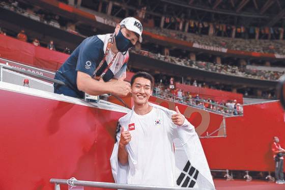 도쿄올림픽에서 4위를 차지한 뒤 활짝 미소지은 우상혁과 김도균 감독. 사진공동취재단
