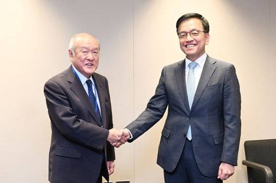 G20 재무장관 회의 참석 차 미국 워싱턴을 방문한 최상목 경제부총리 겸 기획재정부 장관(오른쪽)이 16일(현지시간) 세계은행(WB)에서 스즈키 슌이치 일본 재무장관과 만나 악수하고 있다. 기재부 제공