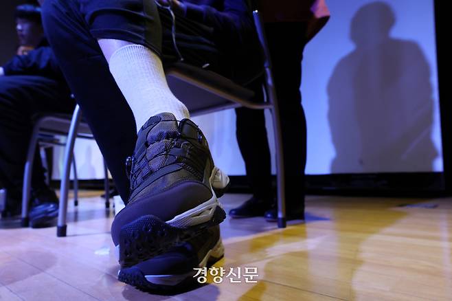 발달장애 청소년들이 17일 서울 송파여성문화회관에서 제44회 장애인의 날을 기념해 열린 세족식을 마친 후 선물 받은 교정용 신발을 신고 기념 촬영을 하고 있다.