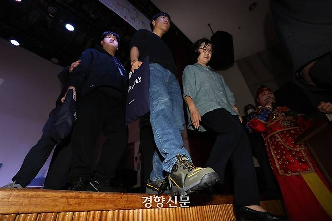 발달장애 청소년들이 17일 서울 송파여성문화회관에서 제44회 장애인의 날을 기념해 열린 세족식을 마친 후 선물 받은 교정용 신발을 신고 관내 복지시설 종사자들과 함께 무대를 내려가고 있다.