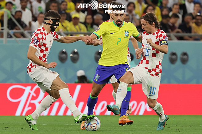 요슈코 그바르디올(왼쪽) 루카 모드리치(오른쪽)가 카타르월드컵 준준결승 브라질 공격을 저지하고 있다. 사진=AFPBBNews=News1