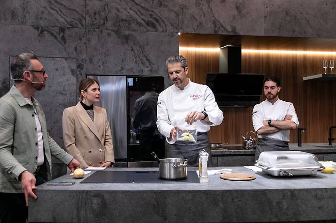 이탈리아 대표 셰프인 안드레아 버튼이 삼성 애니플레이스 인덕션으로 요리를 하고 있다 [삼성전자 제공]