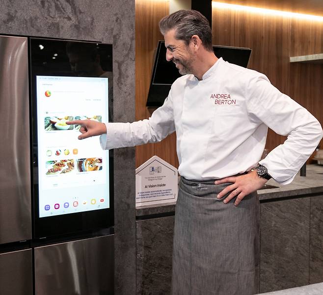 이탈리아 대표 셰프인 안드레아 버튼이 삼성 ‘비스포크 AI 패밀리허브’ 냉장고를 통해 식재료와 레시피를 확인하고 있다. [삼성전자 제공]