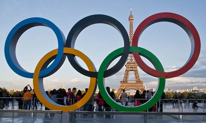 에펠탑이 보이는 프랑스 파리 트로카데로 광장에 오륜 마크가 세워져 있다. 이번 대회는 1924년 이후 100년 만에 파리에서 열리는 올림픽이다. 파리=AP연합뉴스