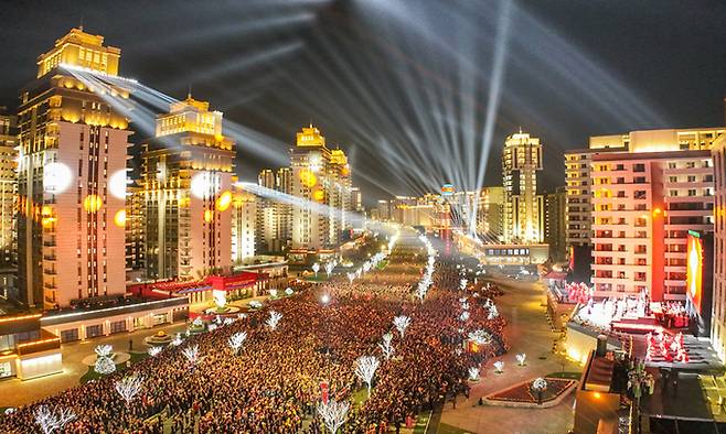 지난 16일 북한에서 화성지구 2단계 1만 세대 살림집 준공식이 진행됐다. 김정은 총비서가 참석해 준공 테이프를 끊었다. 평양=노동신문·뉴스1