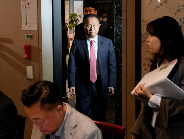 윤재옥 국민의힘 원내대표 겸 당대표 권한대행이 17일 서울 여의도 한 식당에서 열린 초선 지역구 당선자 오찬 간담회에 참석하고 있다. 연합뉴스