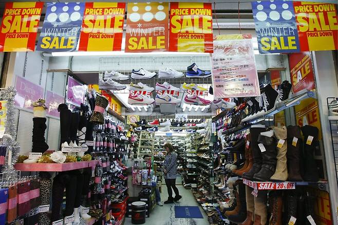 2009년 12월2일 할인 광고가 붙어 있는 일본의 한 신발 가게. 1990년대 초반에 시작된 일본의 디플레이션은 이후 30년간 지속됐다. ⓒEPA