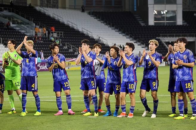 일본 선수들이 16일 중국을 꺾은 뒤 팬들에게 박수를 보내며 인사하고 있다. AFP연합