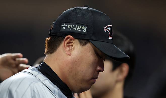 류현진이 17일 창원 NC전에서 이닝을 마친 뒤 더그아웃에 들어가고 있다. 연합뉴스