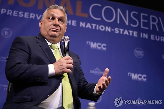 오르반 총리, 국가 보수주의 회의 참석 (브뤼셀 AP=연합뉴스) 17일(현지시간) 벨기에 브뤼셀에서 열린 극우 성향 '전국 보수주의 회의'에 참석한 오르반 빅토르 헝가리 총리. 2024.4.17 photo@yna.co.kr