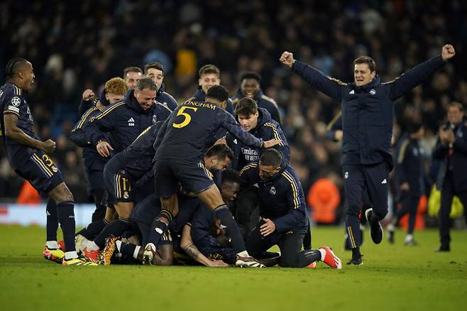 레알 마드리드 선수들이 맨체스터 시티를 승부차기 끝에 이긴 뒤 함께 기뻐하고 있다. 사진=AP PHOTO