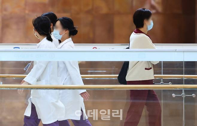 지난달 8일 서울 시내 한 대학병원에서 간호사(오른쪽)가 이동하고 있다.(사진=뉴시스)