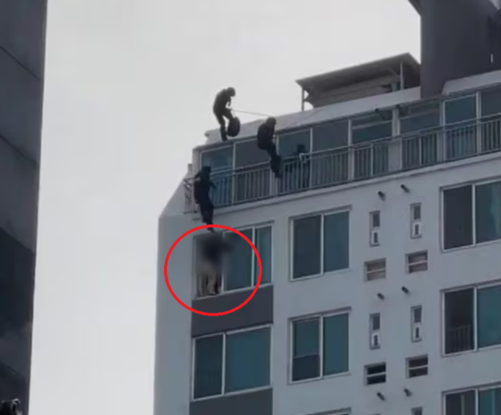 14층에서 뛰어내리겠다며 난동을 부린 A씨를 외부에서 진압하는 경찰특공대원 모습. 〈사진=경기남부경찰청 영상 캡처〉